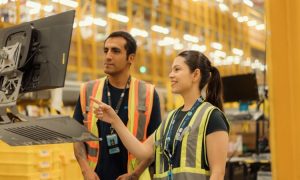 Dos operadores de Amazon logística México