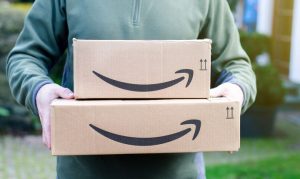 Un repartidor de Amazon México cargando paquetes de los productos más vendidos en el portal de eCommerce.