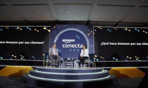 Líderes de Amazon en el escenario de Amazon Conecta, evento que buscó brindar capacitación y networking a vendedores en México.