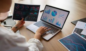 laptop con gráficos que muestran cómo sacar provecho a la analítica digital para tu negocio online: el curso de SiteGround