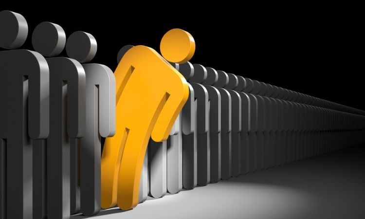 explica que es una buyer persona, reflejado por un monigote de color naranja destacando en una fila de individuos de color gris