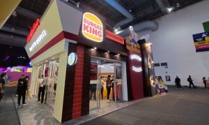 Imagen tomada del frente de un stand de Burguer King en la CCXP mostrando el marketing de experiencia y de nostalgia en una experiencia omnicanal