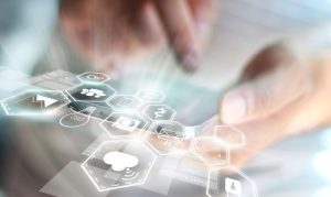 Mano tocando un teclado virtual de donde salen íconos mostrando los posibles errores en tu mercadotecnia para redes sociales