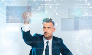 Hombre en traje negro, tocando una pantalla ficticia en el aire representando empleo en áreas de datos e inteligencia artificial en México