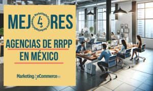 Se muestra de fondo una agencia de relaciones públicas en México, con empleados trabajando en computadoras que están en escritorios, se ve entrar la luz a través de varios ventanales así como lámparas y brilla un piso de madera.