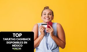 Una chica sosteniendo su celular y una tarjeta de crédito con una sonrisa en su rostro; en referencia al uso del cashback en México.