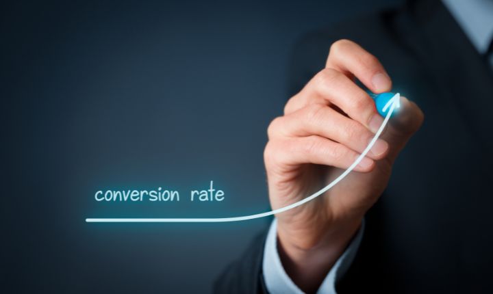 Un hombre con una pluma trazando holográficamente la mejora de su conversion rate, como parte de su estrategia de Conversion Rate Optimization.