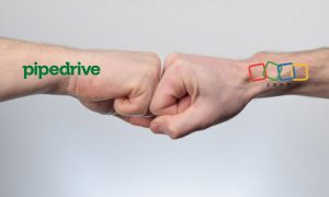 dos puños chocando entre sí y cada uno tiene el logo de CRM pipedrive y zoho respectivamente