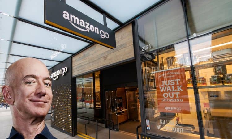 imagen de la cara de jeff bezos ante una tienda de amazon go, una de las curiosidades de amazon