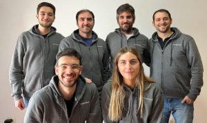 Equipo de Devolut, cada uno vistiendo una sudadera con el branding de la empresa.
