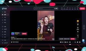 Captura de la versión web de Douyin, en la que se está reproduciendo un vídeo en el que una joven de rasgos asiáticos muestra una gorra a cámara.