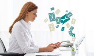 Imagen de una mujer gestionando una estrategia de email marketing