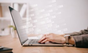 manos tecleando en un ordenador una campaña de email marketing b2b
