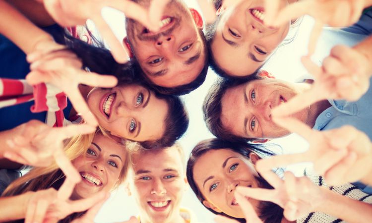 grupo de gente contenta, simbolizando el engagement de los usuarios