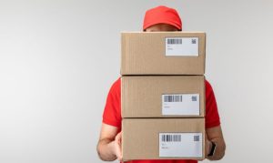 Repartidor sosteniendo 3 cajas, en referencia a la alta demanda de envíos durante el Buen Fin y Navidad en México.
