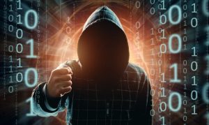 Una figura encapuchada y sin rostro en un entorno digital con números en código; esto en referencia al creciente fenómeno de fraudes digitales en la CDMX.