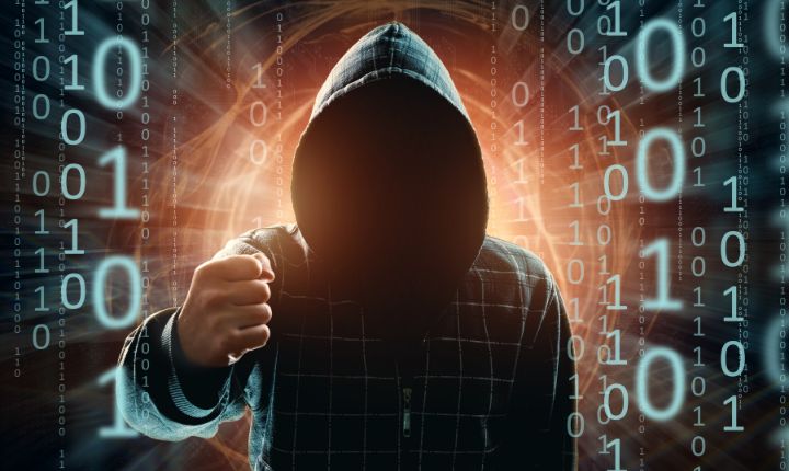 Una figura encapuchada y sin rostro en un entorno digital con números en código; esto en referencia al creciente fenómeno de fraudes digitales en la CDMX.