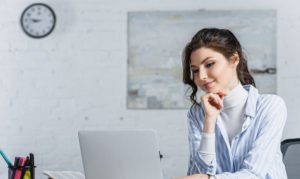 Plano medio de una chica emprendedora accediendo al curso gratuito de Google y BID, el cual brinda herramientas digitales para PyMEs.