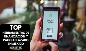 Una usuaria sosteniendo un celular en el que se lee la opción "Buy Now Pay Later", en referencia a las herramientas de financiación y pago aplazado en México.