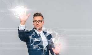 Empresario vistiendo traje e interactuando con hologramas referentes a inteligencia artificial (IA) y nearshoring.