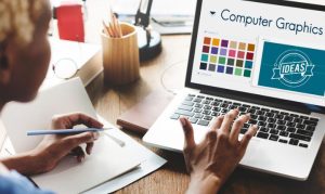 Chica haciendo una infografía de marketing desde su computadora, en la que se aprecian recursos gráficos, paletas de colores y demás.