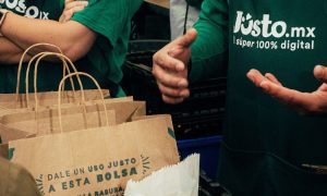 Plano medio de colaboradores Jüsto en México entregando pedidos en los hogares mexicanos.
