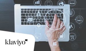 Imagen de un con distintos emojis que superpuestos que asemejan las distintas funcionalidades que ofrece Klaviyo a los eCommerce