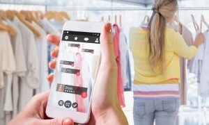 Móbil sostenido en una tienda física mostrando la importancia del eCommerce de moda en México