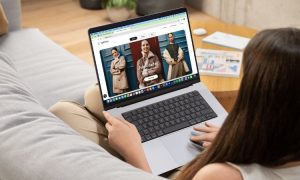 Mockup de una chica navegando en su laptop e ingresando a la tienda online de Lefties, marca de moda española.