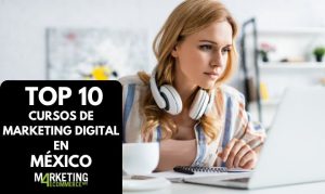 Una chica en México aprendiendo de marketing digital a través de los mejores cursos. La vemos sentada frente a su laptop y con unos audífonos sobrepuestos en su nuca.