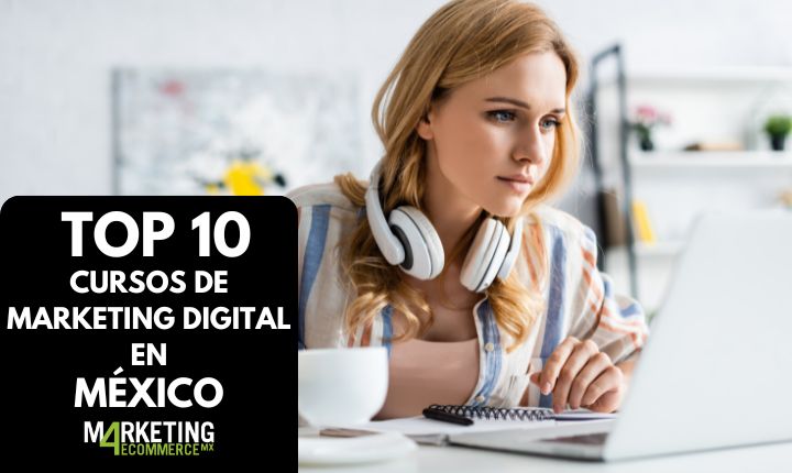 Una chica en México aprendiendo de marketing digital a través de los mejores cursos. La vemos sentada frente a su laptop y con unos audífonos sobrepuestos en su nuca.