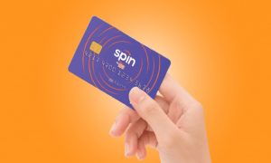 Se muestra la tarjeta Spin By Oxxo como muestra de su uso para pagar el Metrobús
