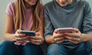 Imagen creada con IA que nos muestra a unos chicos mexicanos navegando en TikTok desde sus smartphones.