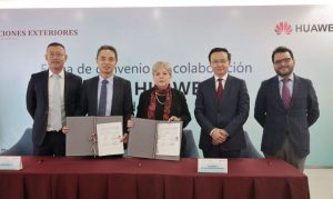 Líderes de Huawei y la SRE en la firma del convenio para impulsar a las mujeres en la economía digital.