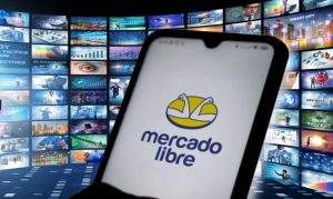 Background de streamings con un logo de mercado libre al frente en una laptop mostrando como será Mercado Play