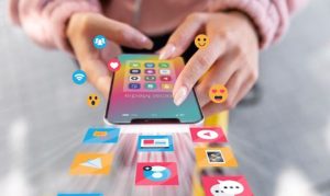 Manos de mujer manejando un móvil del que salen varias aplicaciones mostrando cómo crear un currículum vitae