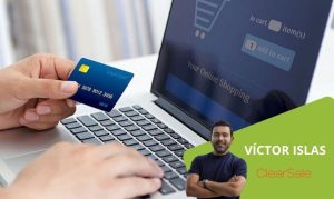 Laptop abierta y persona a punto de realizar el checkout en una tienda online representando los retos del sector turístico durante el 2023