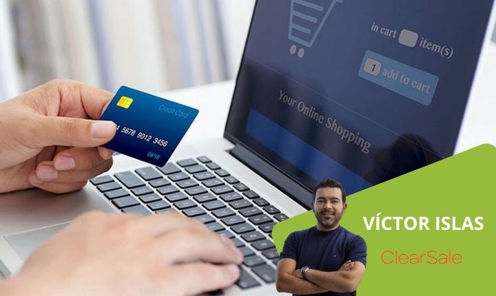 Laptop abierta y persona a punto de realizar el checkout en una tienda online representando los retos del sector turístico durante el 2023