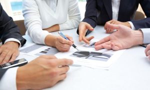 gente debatiendo negociando y solucionando objeciones comerciales