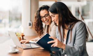 Imagen de dos mujeres comerciales, para ilustrar la guía para mejorar tus habilidades de ventas