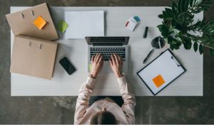 Una empresaria gestionando su negocio desde su laptop en su escritorio. La empresa forma parte de las pymes en México.