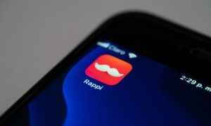 Close-up de un celular con la app de Rappi, en referencia al cierre definitivo de RappiCuenta en México.