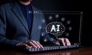 Un hombre con blazer accediendo a la IA de Ressolve, dando click en su teclado y desplegando un holograma en el que se lee "AI".