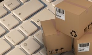 Toma picada de unos pedidos de eCommerce sobre un teclado de una laptop; esto en referencia a la ola de robos de mercancía de eCommerce en México.