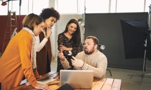 Un equipo de producción audiovisual reunidos alrededor de una mano, ubicados en una locación que encontraron en la plataforma Scouter.