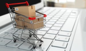 Un carrito de compra encima del teclado de una laptop; esto en referencia a las tendencias de búsqueda y compra online en México durante 2023.