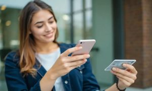Imagen creada con IA que nos muestra a una chica navegando desde su smartphone mientras sostiene una tarjeta de crédito Vexi, fintech mexicana.