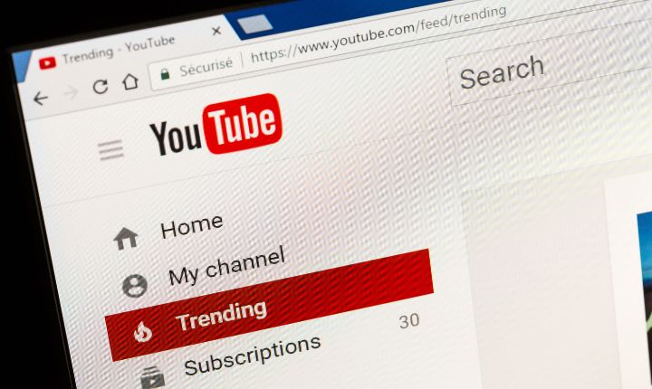 Plano cercano de la interfaz de YouTube en laptop, en referencia a los videos más vistos en México desde la plataforma.